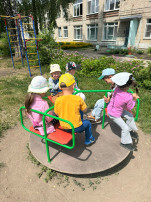 Летняя прогулка в младшей и подготовительной группах Летняя прогулка в младшей и подготовительной группах.