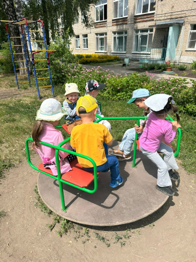 Летняя прогулка в младшей и подготовительной группах Летняя прогулка в младшей и подготовительной группах.